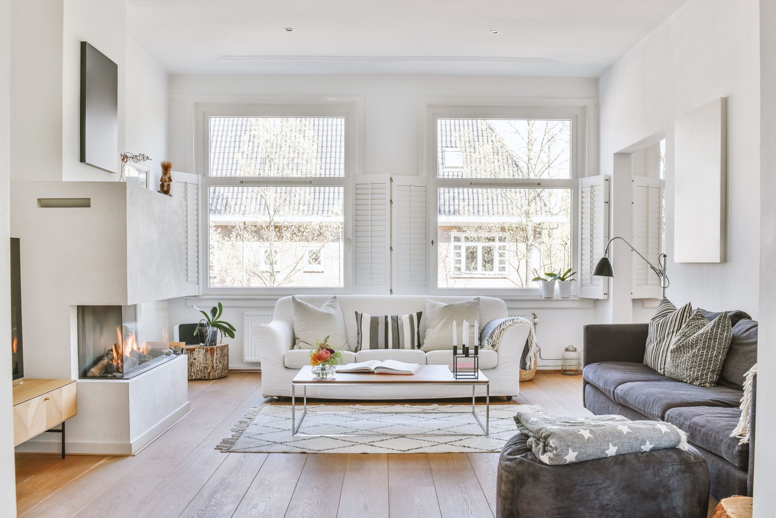 Ljust skandinaviskt luftigt vardagsrum med höga fönster